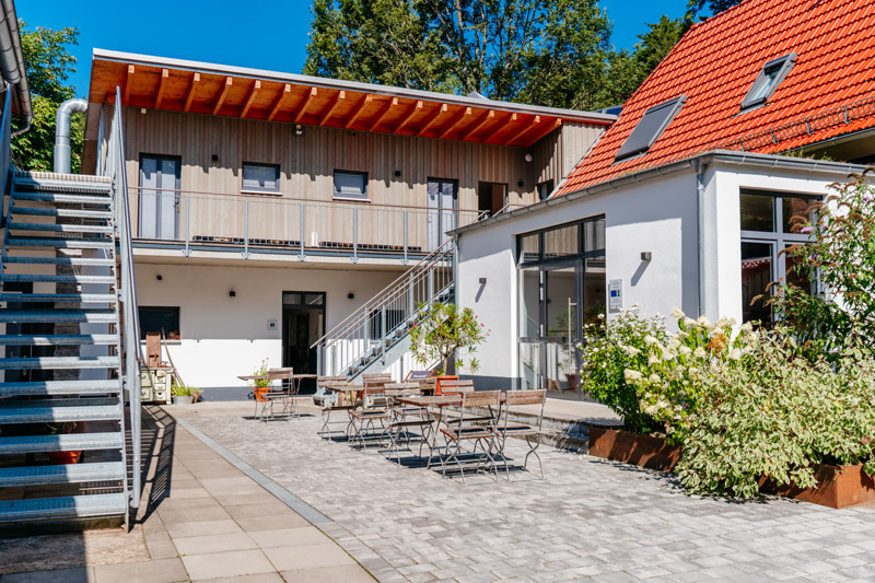 Unser Innnenhof mit Lodge und Scheune